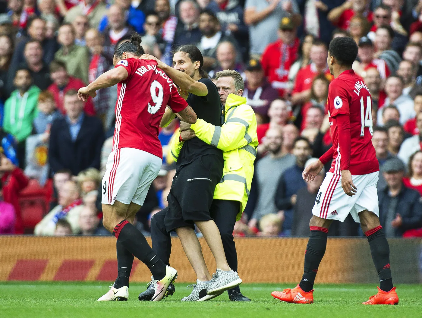 9475048-ibrahimovic-zaatakowany-podczas.jpg