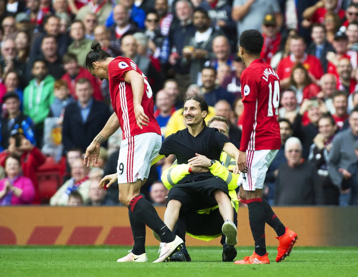 9475080-ibrahimovic-zaatakowany-podczas.jpg