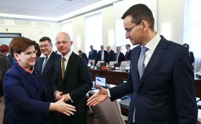 "Superministerstwo slajdów pod kierownictwem Morawieckiego". "Rekonstrukcja rządu - pozorna". OPINIE