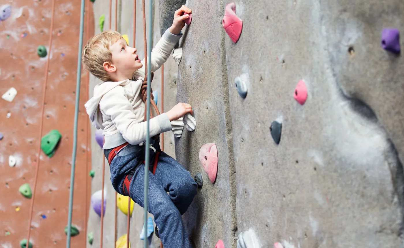 Dziecko na ściance wspinaczkowej