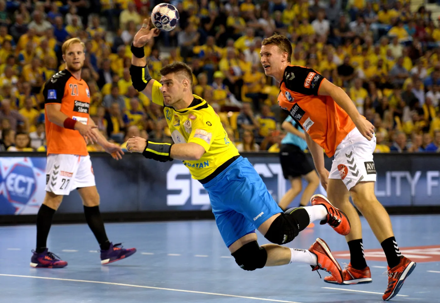 Zawodnik Vive Tauron Kielce Julen Aguinagalde (C) oraz Steinn Gunnar Jonsson (L) i Philip Henningsson (P) z IFK Kristianstad