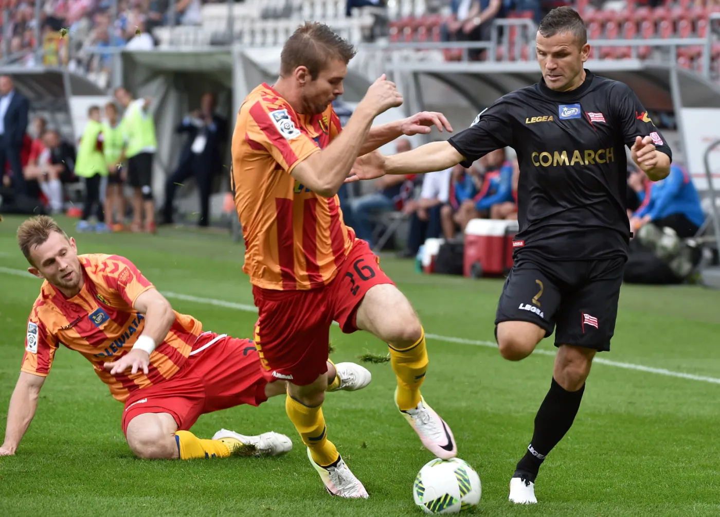 Zawodnik Cracovii Tomasz Brzyski (P) i Bartosz Rymaniak (C) z Korony Kielce