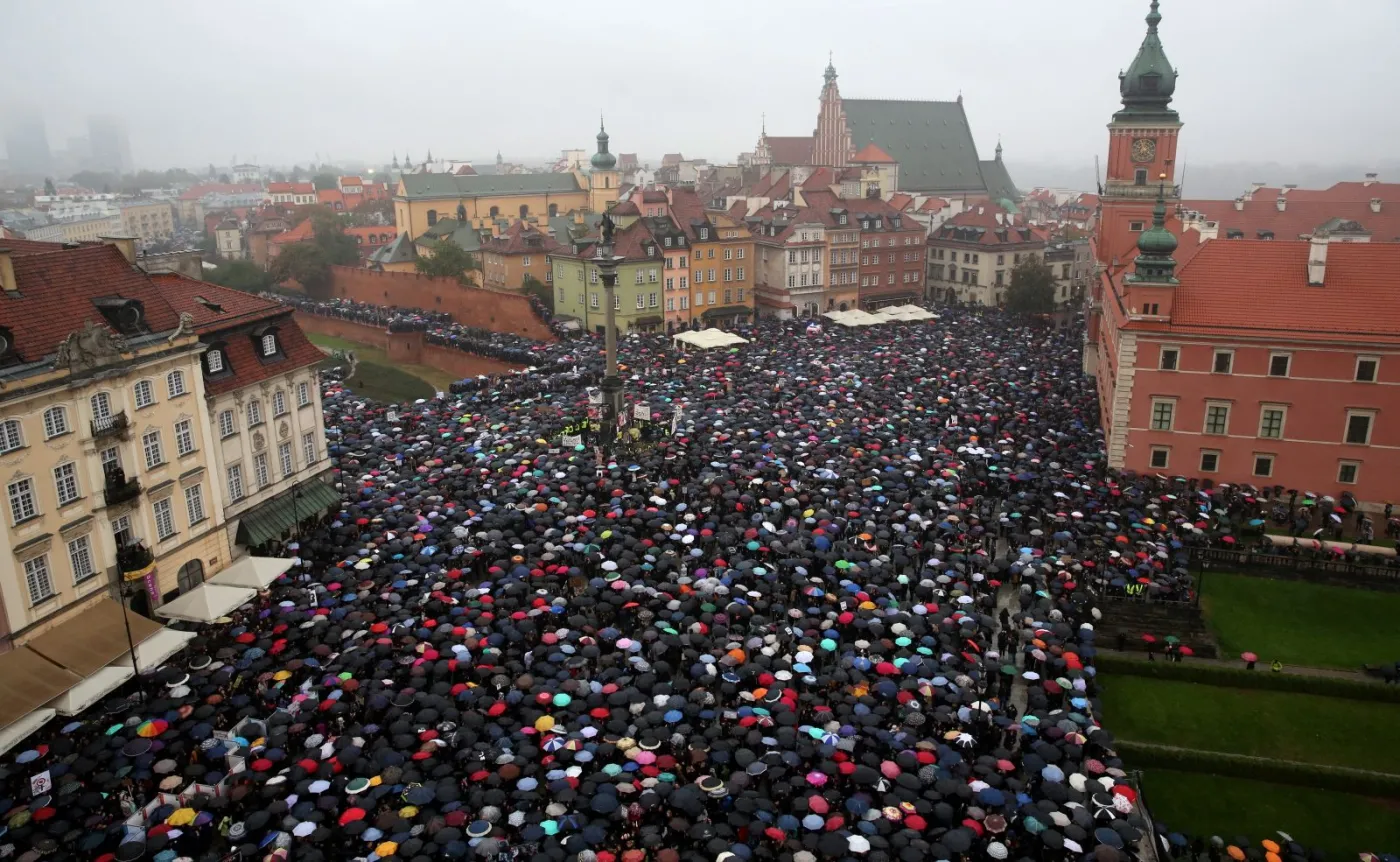 9497591-czarny-poniedzialek-w-warszawie.jpg