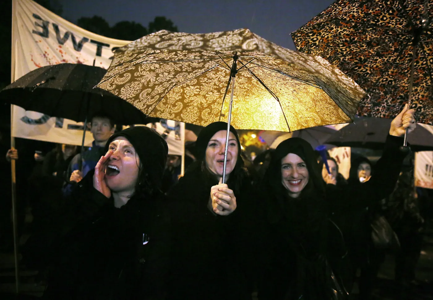"Czarny poniedziałek" w Warszawie - uczestnicy ogólnopolskiego protestu, po manifestacji na pl. Zamkowym, przeszli przed Sejm