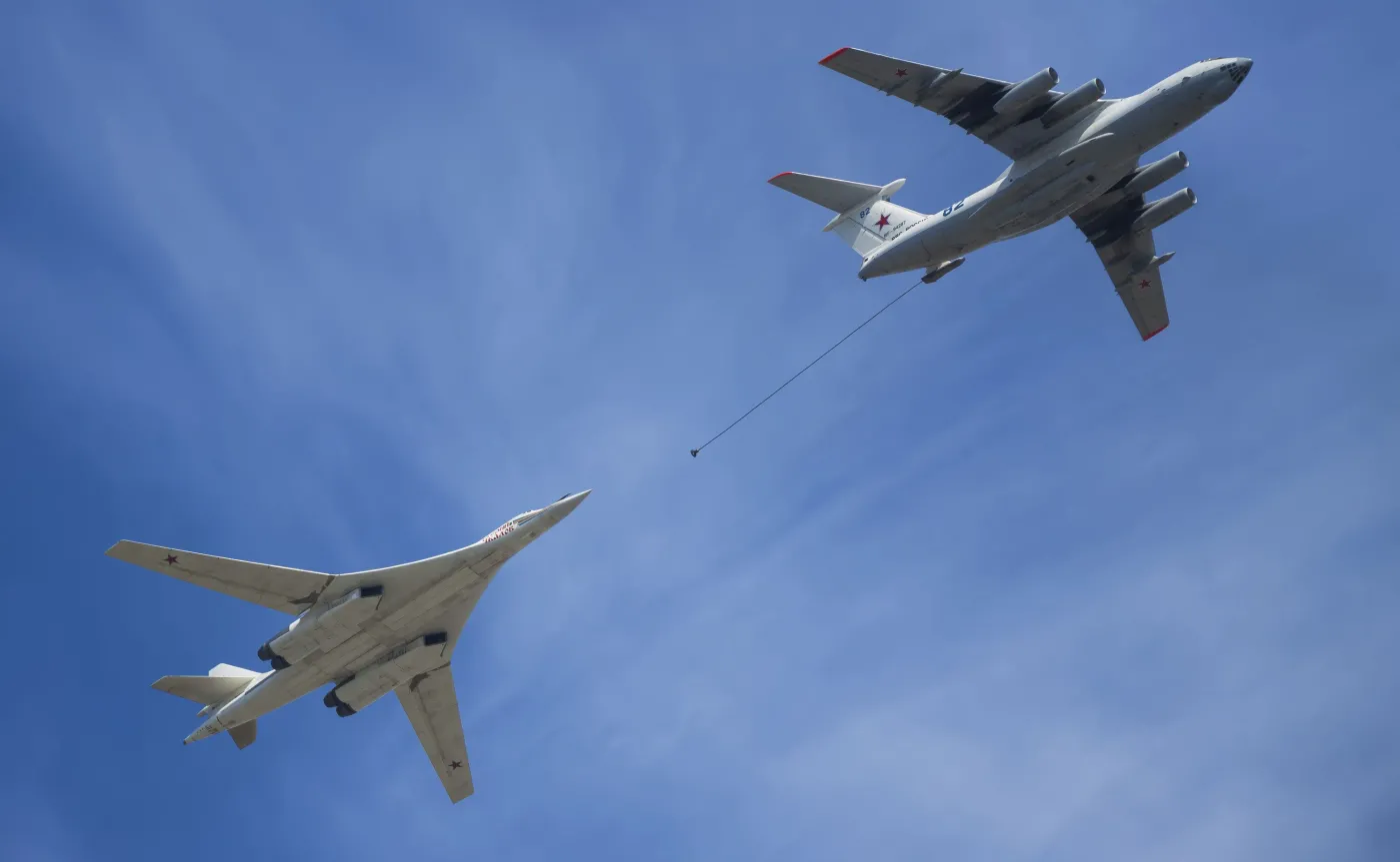 Rosyjski bombowiec strategiczny Tu-160 tankowany w powietrzu