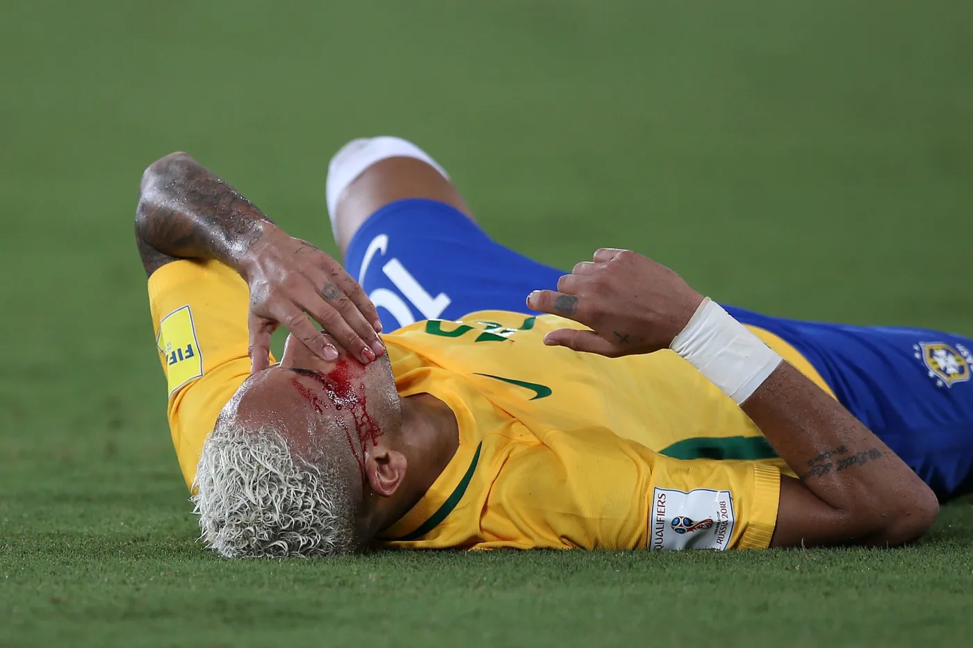 9509873-neymar-dostal-z-lokcia-i-zalal.jpg
