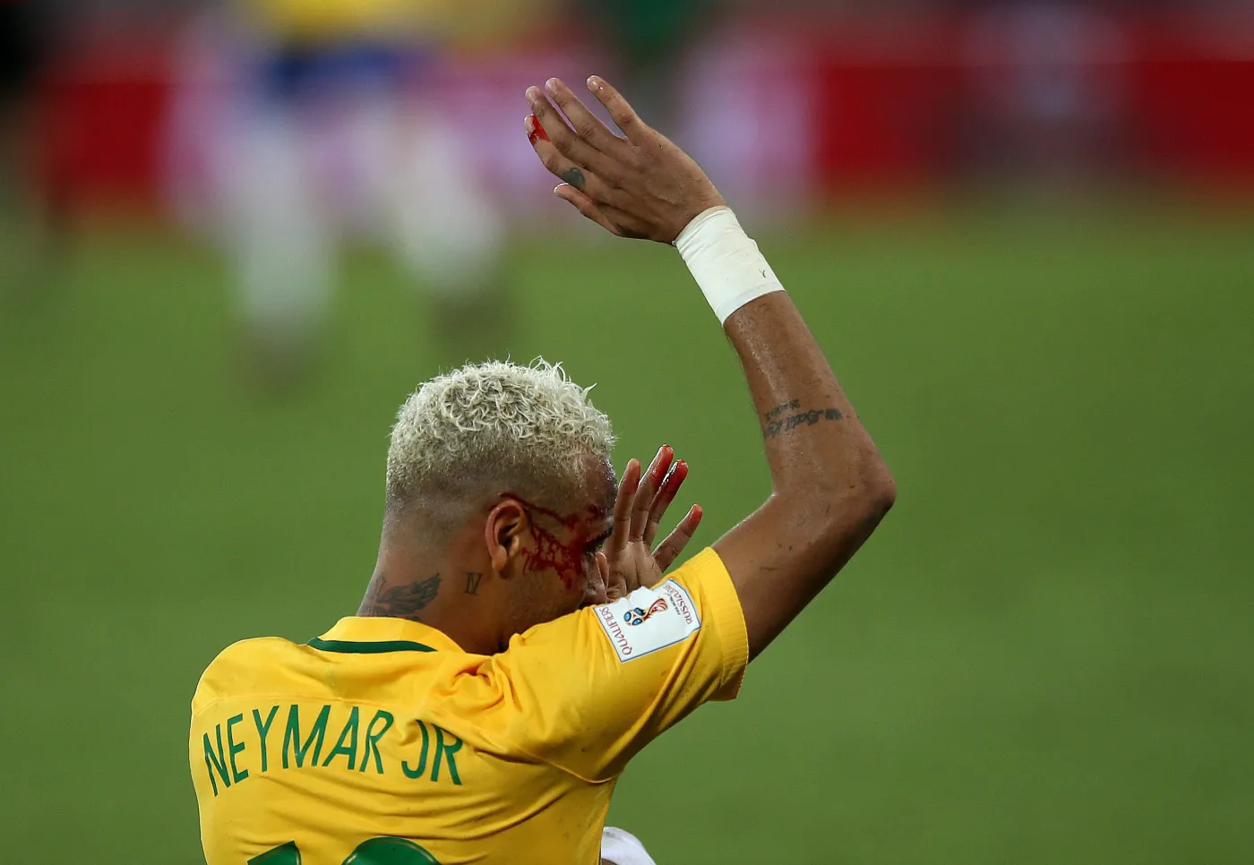 9509905-neymar-dostal-z-lokcia-i-zalal.jpg