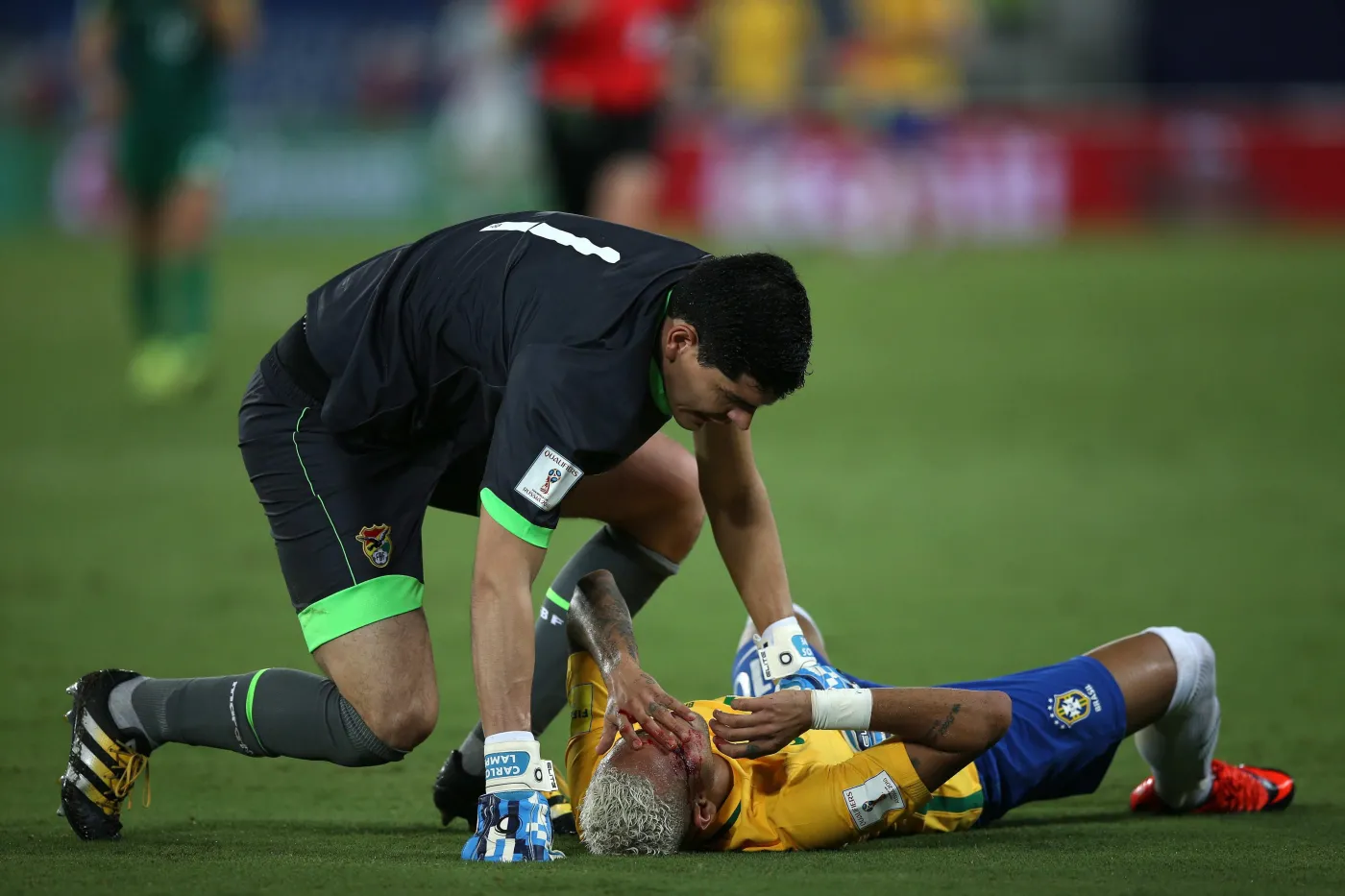 9509937-neymar-dostal-z-lokcia-i-zalal.jpg