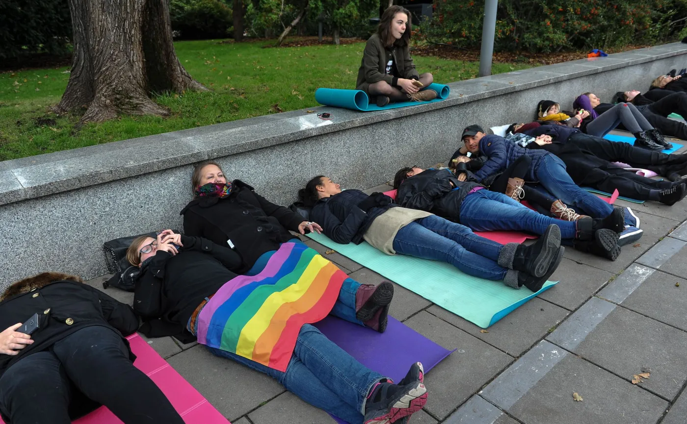 9515469-nietypowy-protest-przed-sejmem.jpg