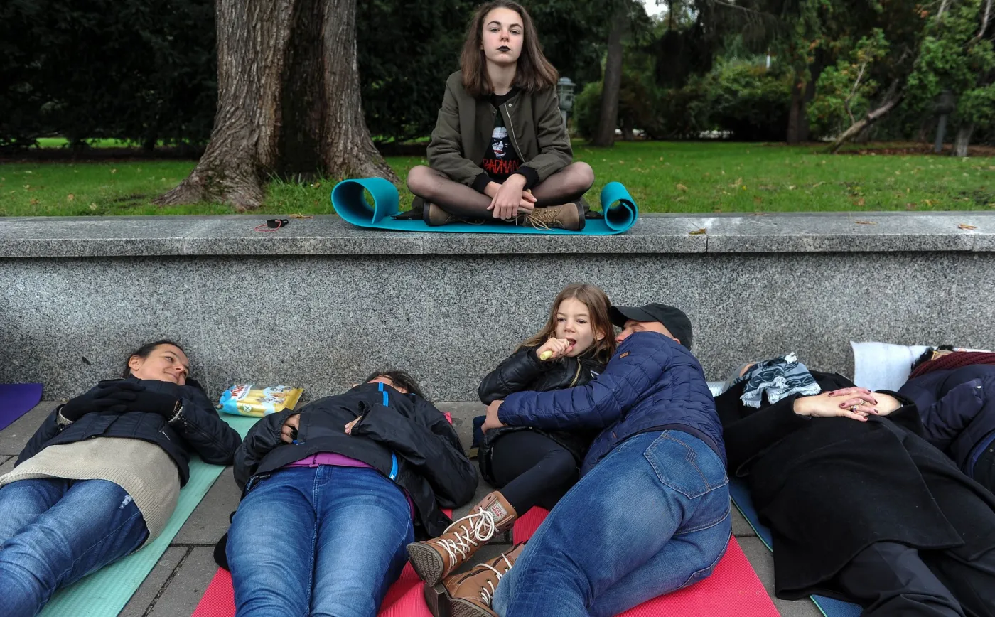 9515501-nietypowy-protest-przed-sejmem.jpg