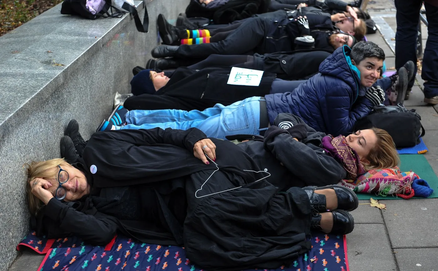 9515565-nietypowy-protest-przed-sejmem.jpg