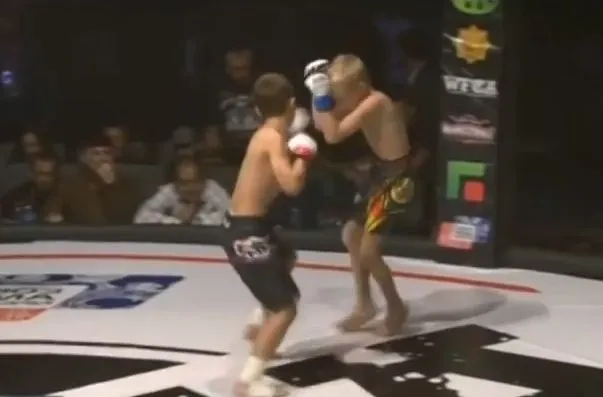 Dzieci Kadyrova biją się w klatce