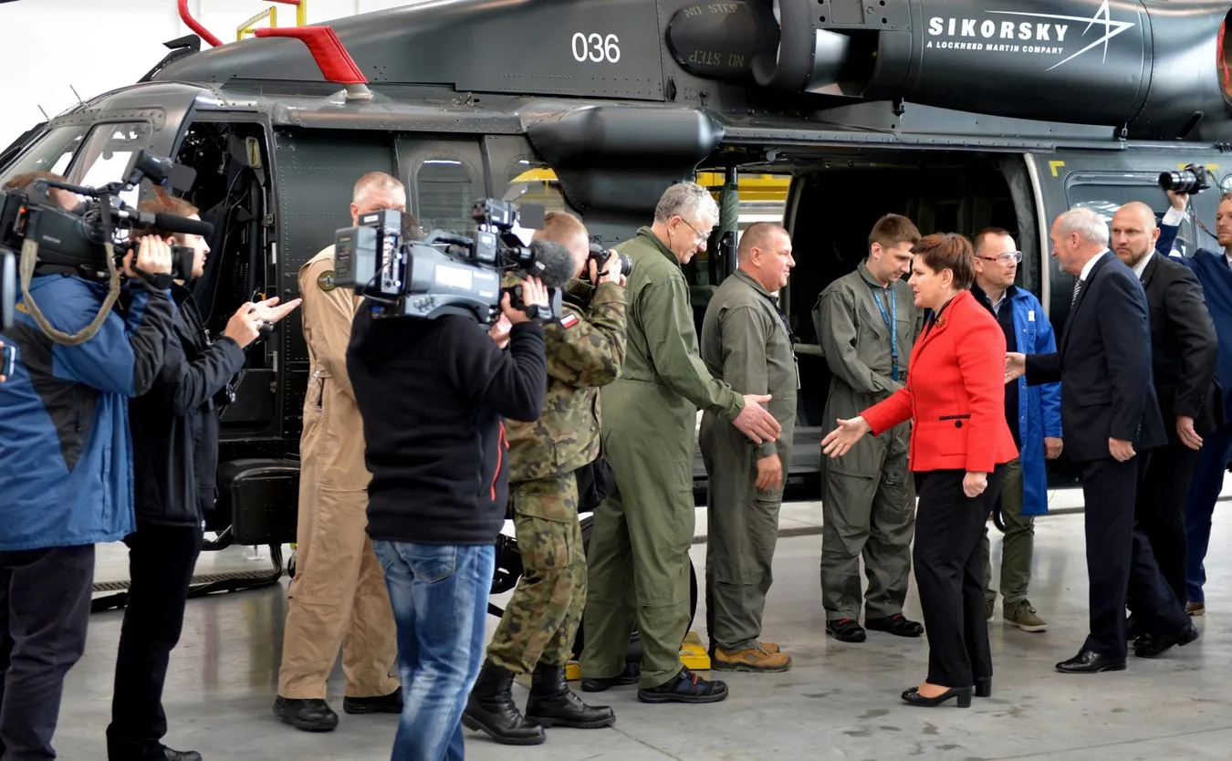 Premier Beata Szydło i szef MON Antoni Macierewicz w PZL-Mielec