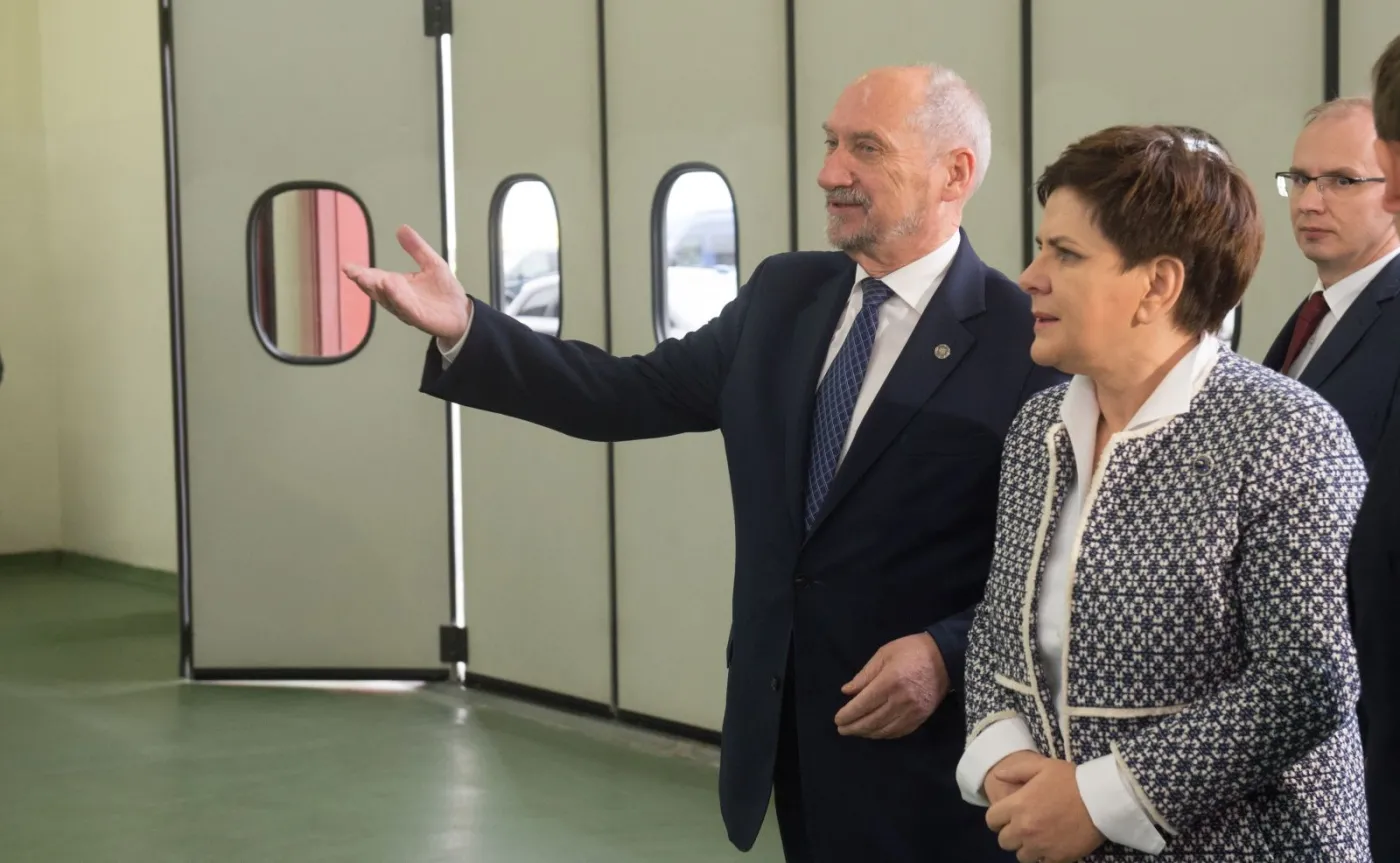 Premier Beata Szydło (L) i minister obrony narodowej Antoni Macierewicz (C) podczas wizyty w Wojskowych Zakładach Lotniczych Nr 1 w Łodzi,