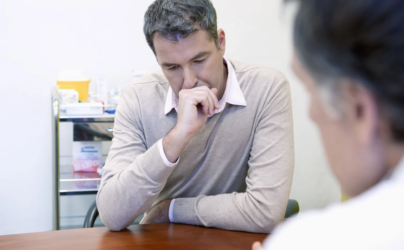 Zatroskany mężczyzna u lekarza