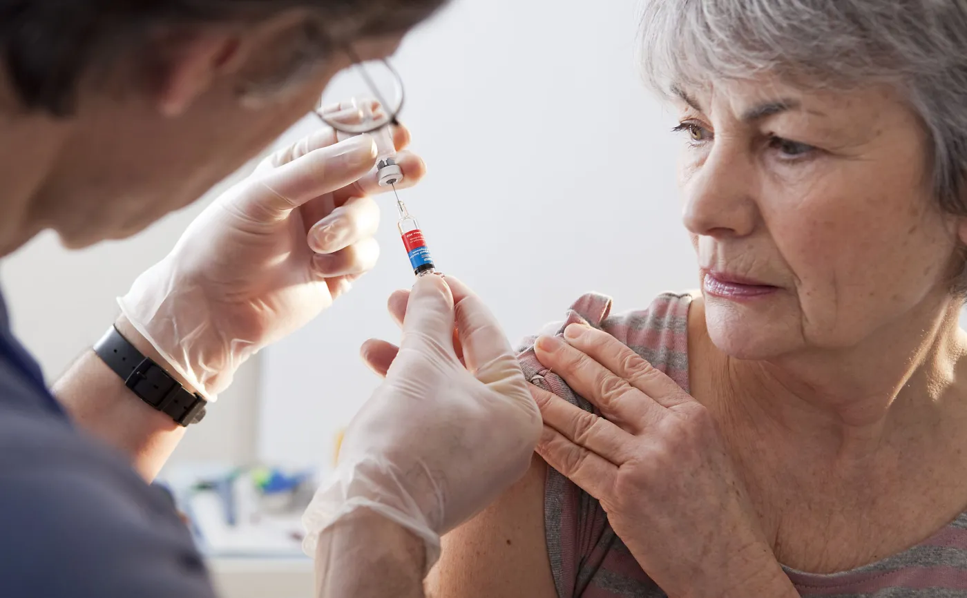 Starsza kobieta ma szczepionkę