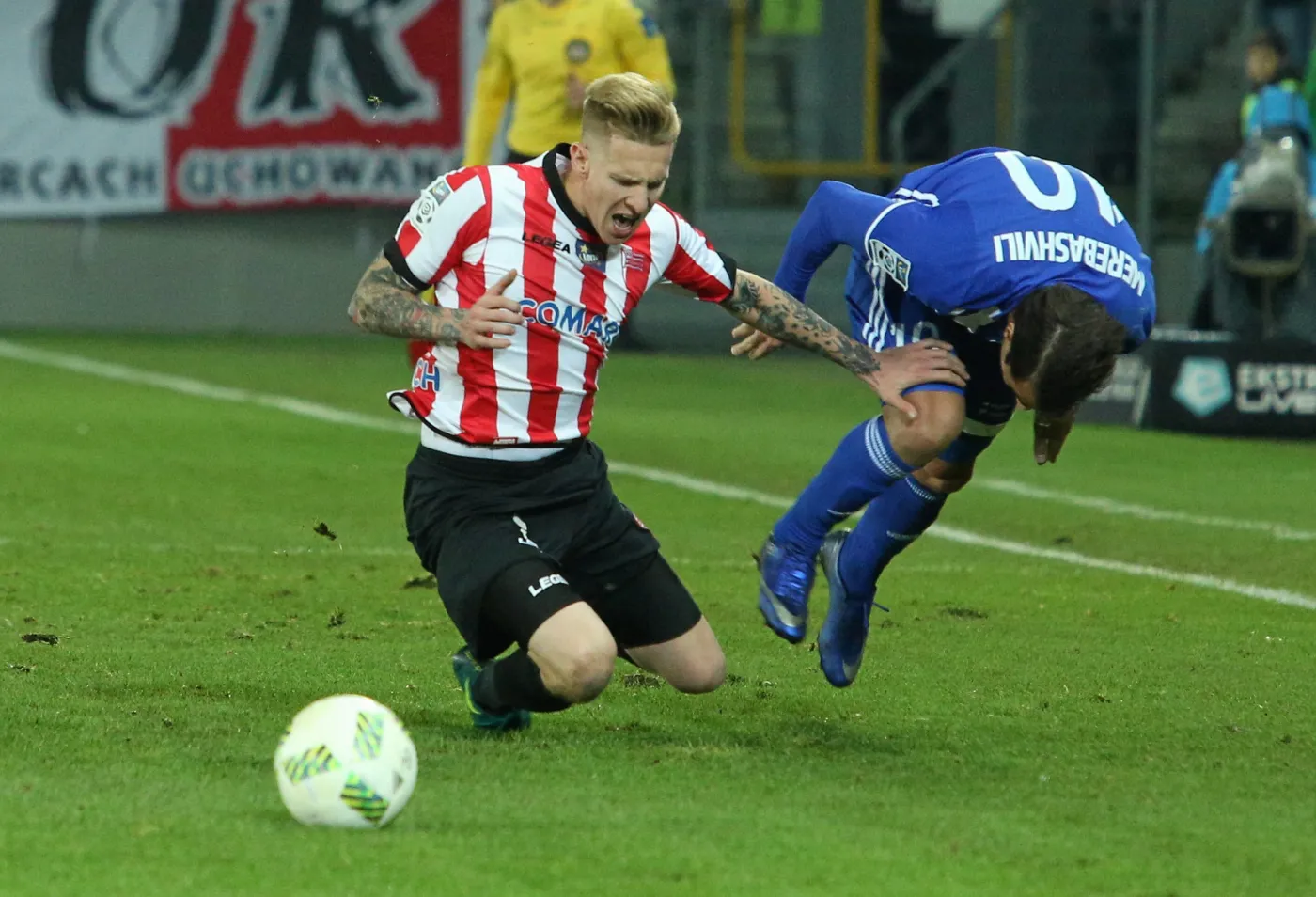 Zawodnik Cracovii Jakub Wójcicki (L) i Giorgi Merebashvili (P) z Wisły Płock