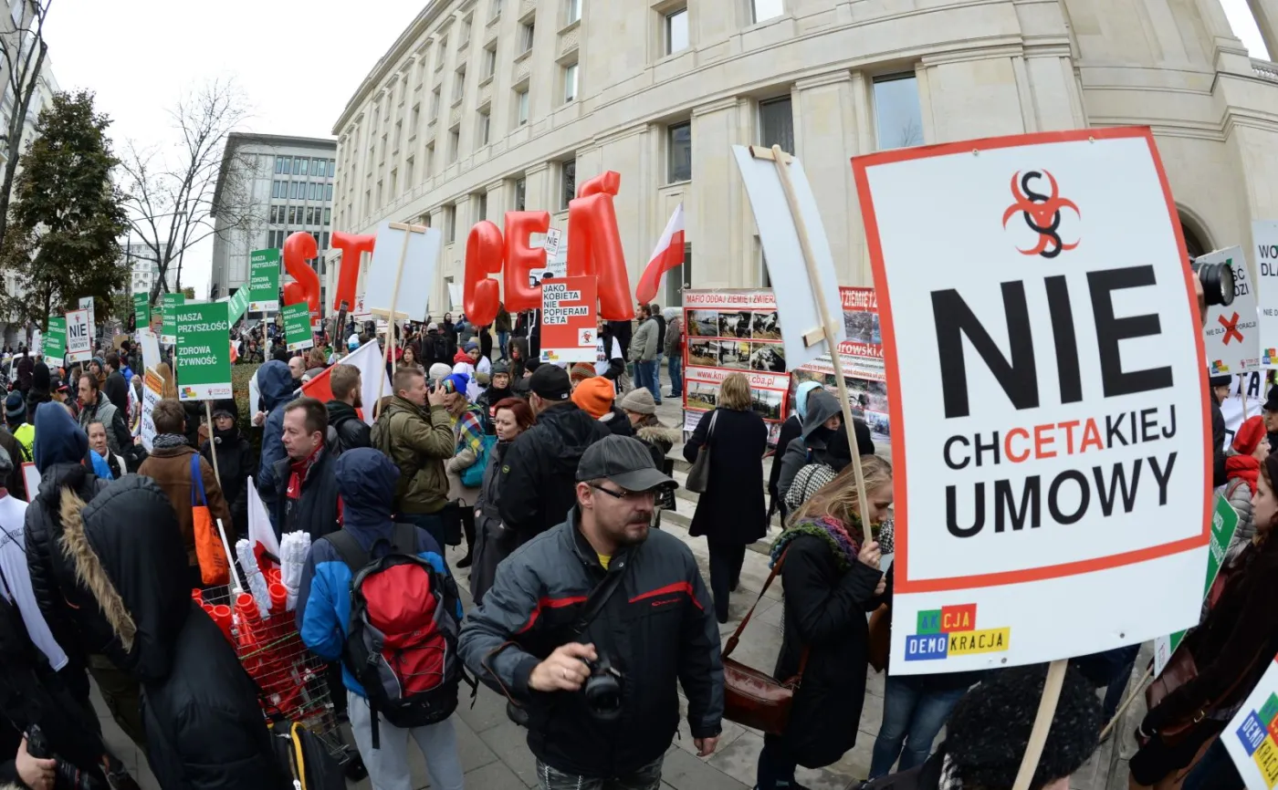 9534044-protest-przeciwko-przyjeciu-umow.jpg
