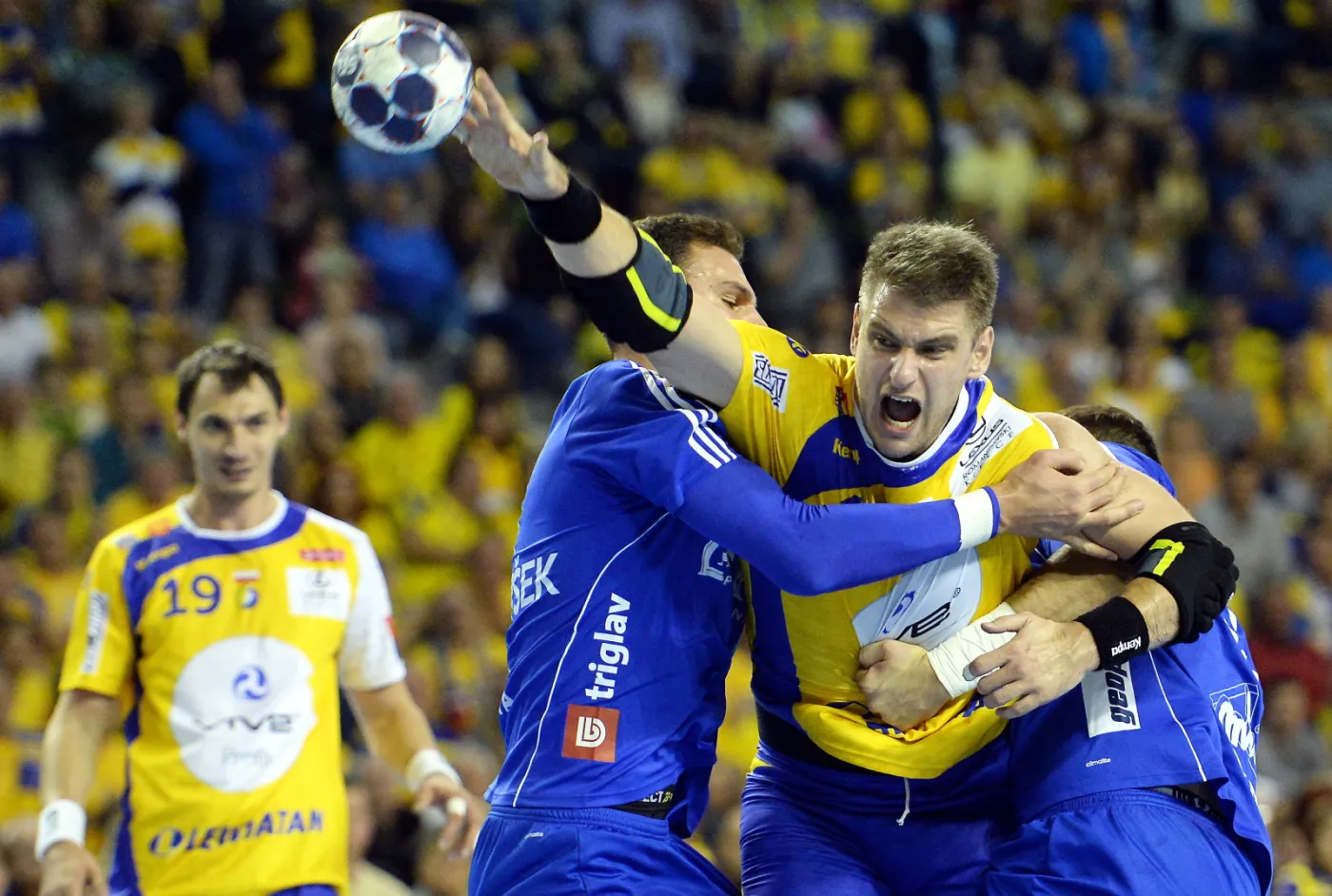 Zawodnik Vive Tauron Kielce Julen Aguinagalde Akizu (C) oraz Borut Mackovsek (L) i Kristian Beciri (P) ze słoweńskiej drużyny Celje Pivovarna Lasko