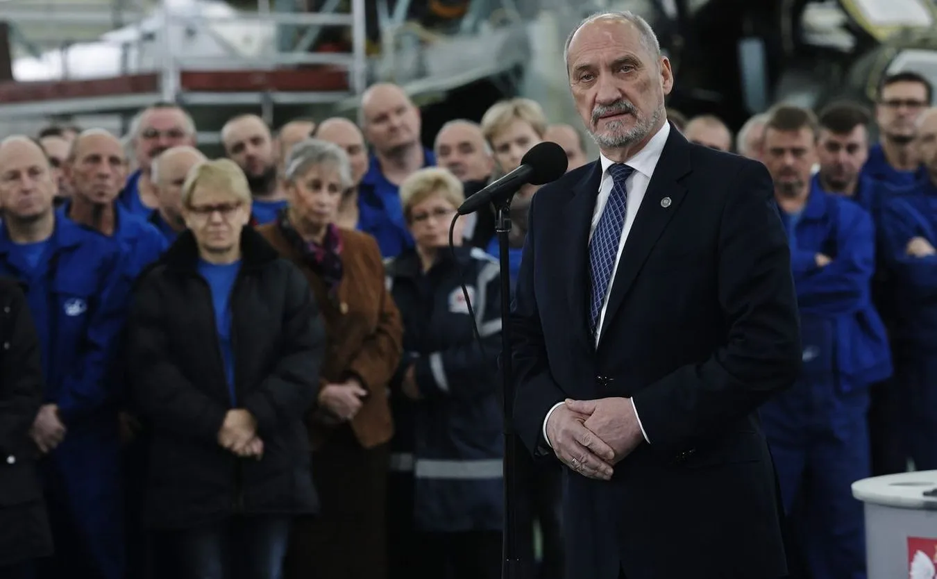 Antoni Macierewicz w Wojskowych Zakładach Lotniczych