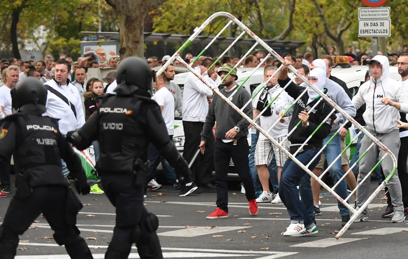 Kibice Legii znów narobili wstydu w Europie. Bili się z hiszpańską policją przed meczem z Realem
