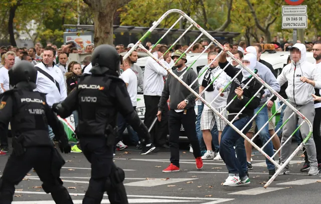 Kibice Legii znów narobili wstydu w Europie. Bili się z hiszpańską policją przed meczem z Realem