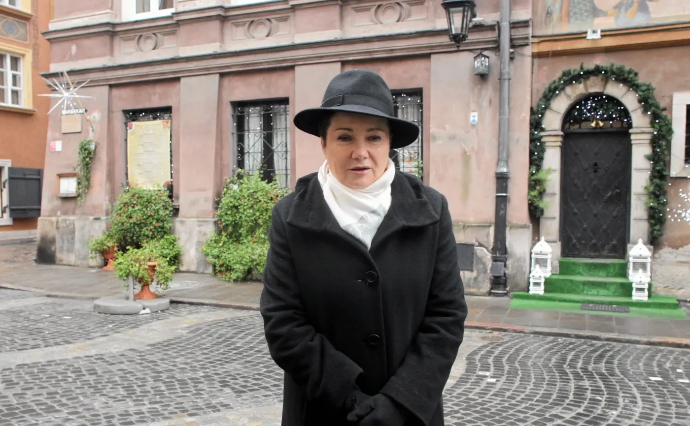 Hanna Gronkiewicz-Waltz spaceruje po Starym Mieście w Warszawie