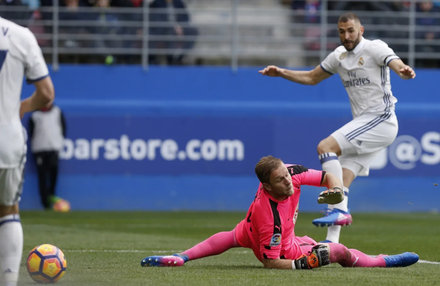 Karim Benzema (w białym stroju)