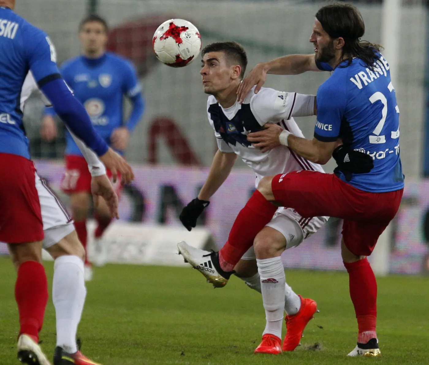 Zawodnik Piasta Gliwice Stojan Vranjes (P) i Pol Llonch (L) z Wisły Kraków