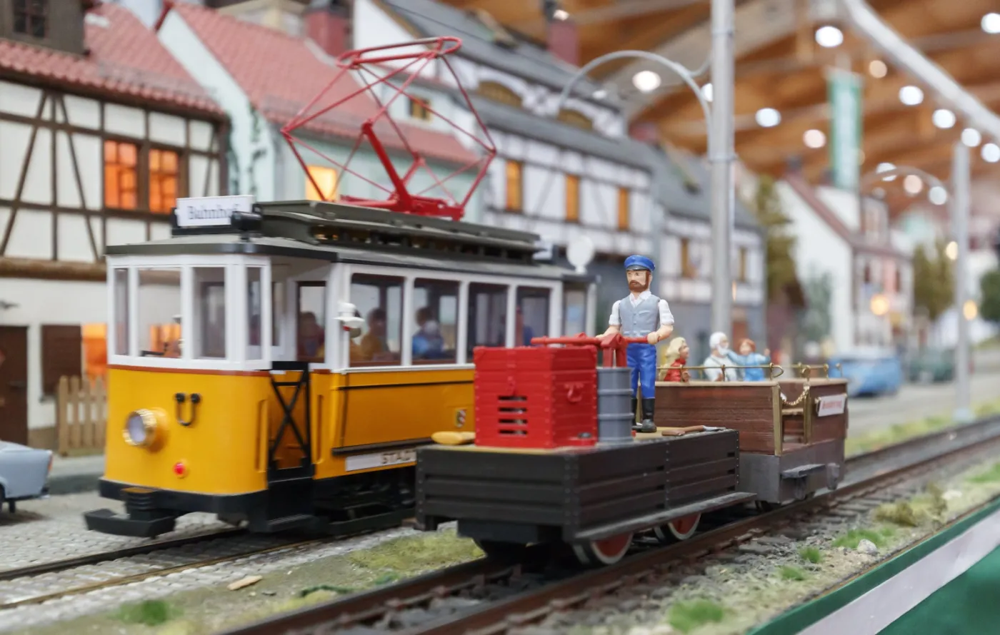 9965404-wystawa-miniaturowych-kolejek-w.jpg