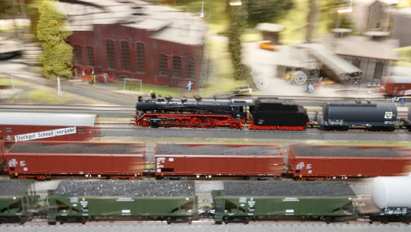 9965468-wystawa-miniaturowych-kolejek-w.jpg
