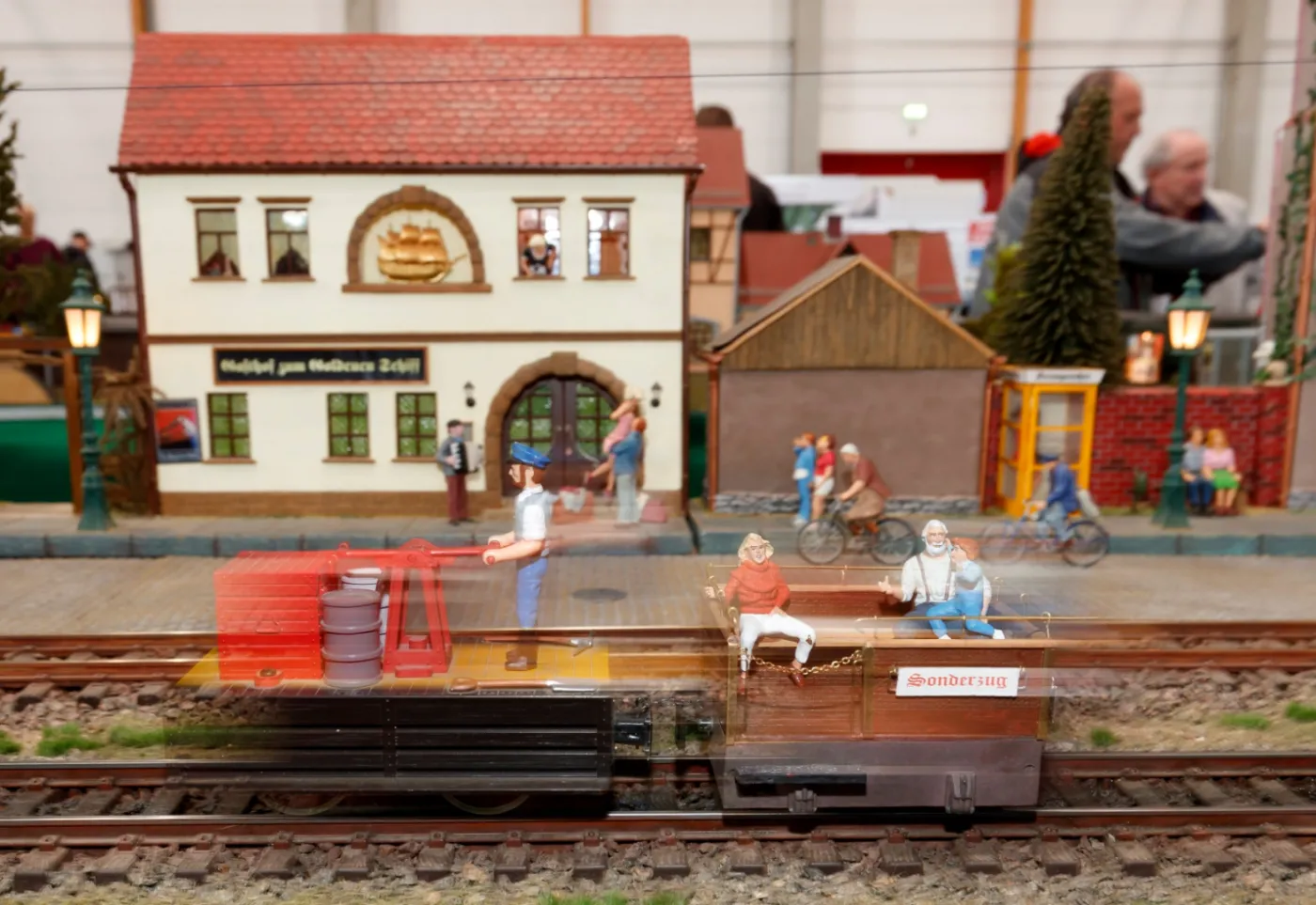 9965214-wystawa-miniaturowych-kolejek-w.jpg