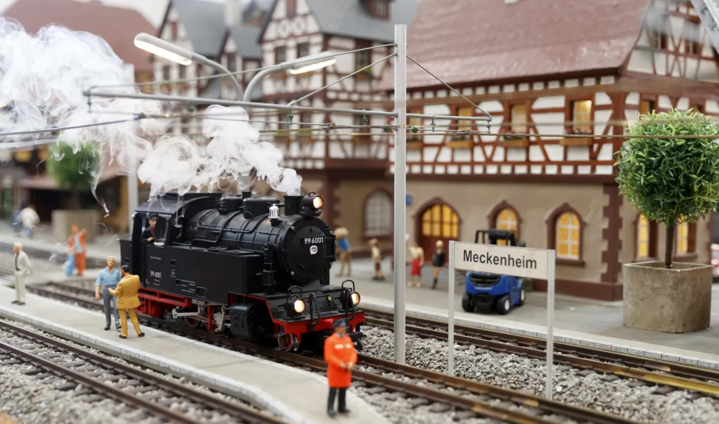 9965278-wystawa-miniaturowych-kolejek-w.jpg