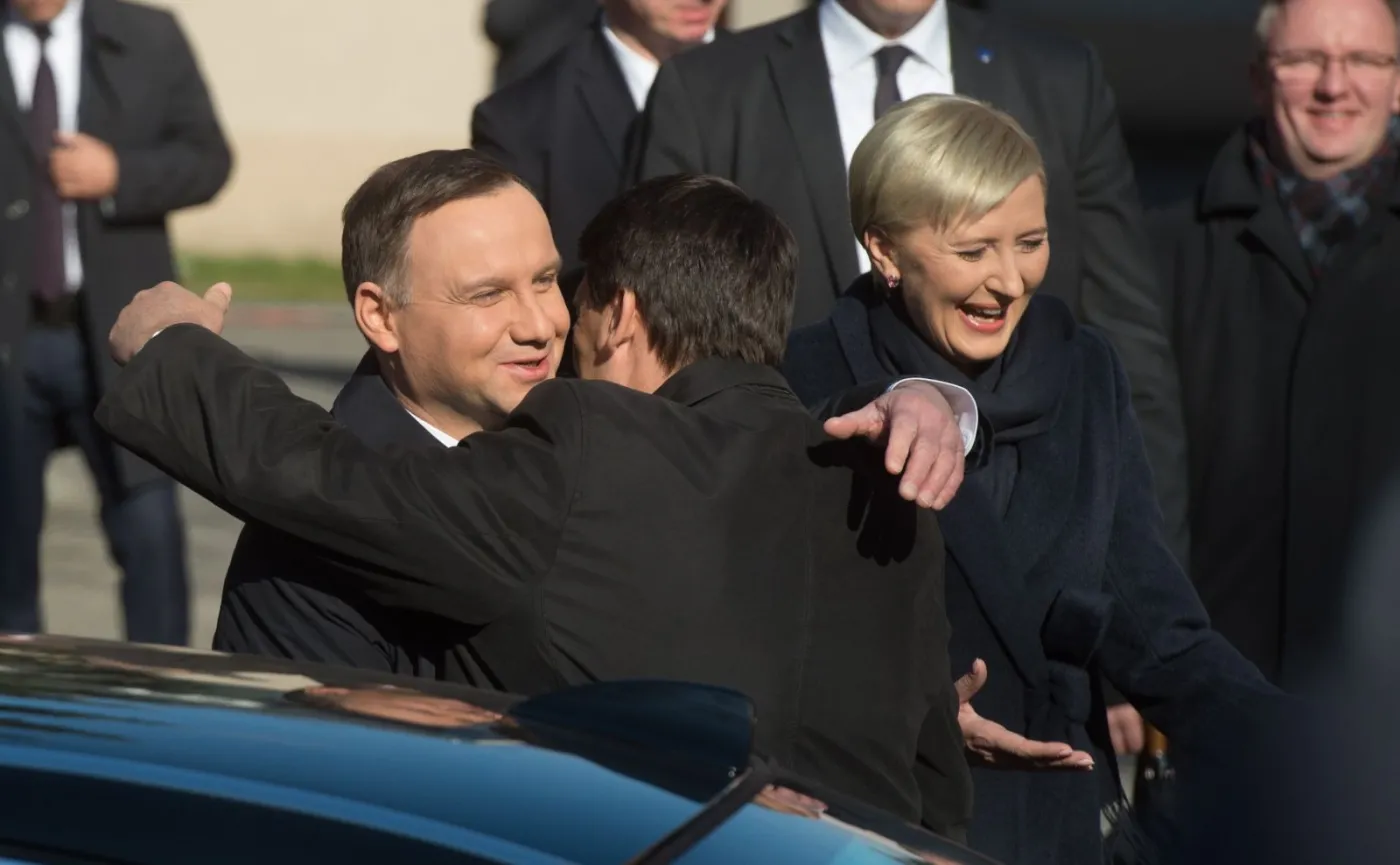 Prezydent Węgier Janos Ader oraz prezydent RP Andrzej Duda z małżonką Agatą Kornhauser-Dudą podczas ceremonii oficjalnego powitania na Zamku Królewskim w Piotrkowie Trybunalskim