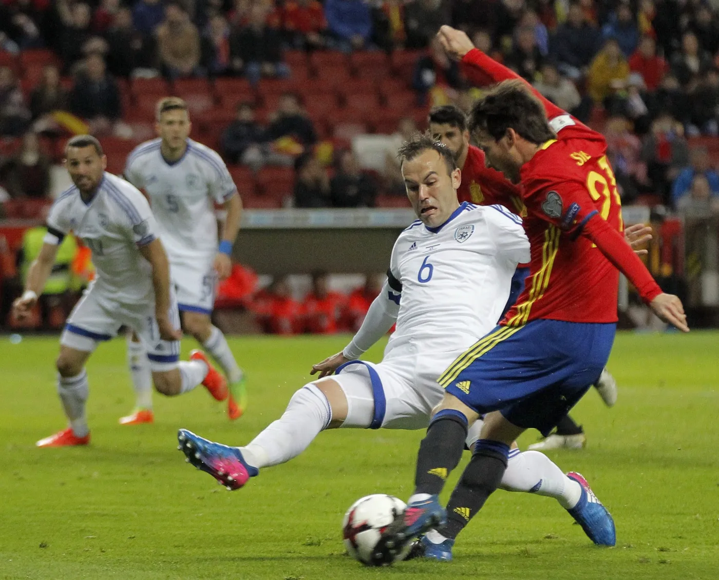 David Silva (w czerwonej koszulce)