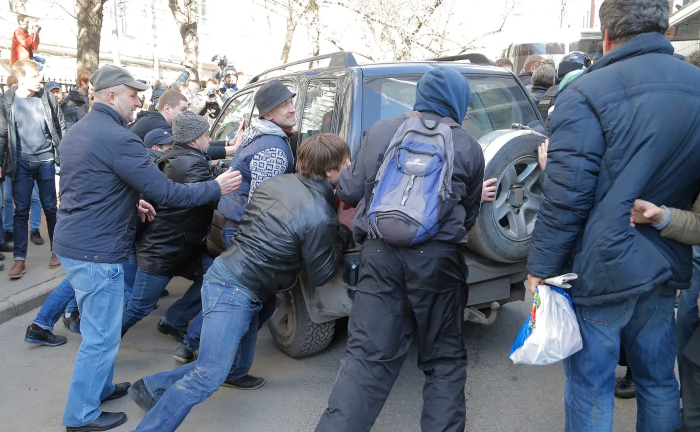 10008608-demonstranci-probuja-przedrzec.jpg