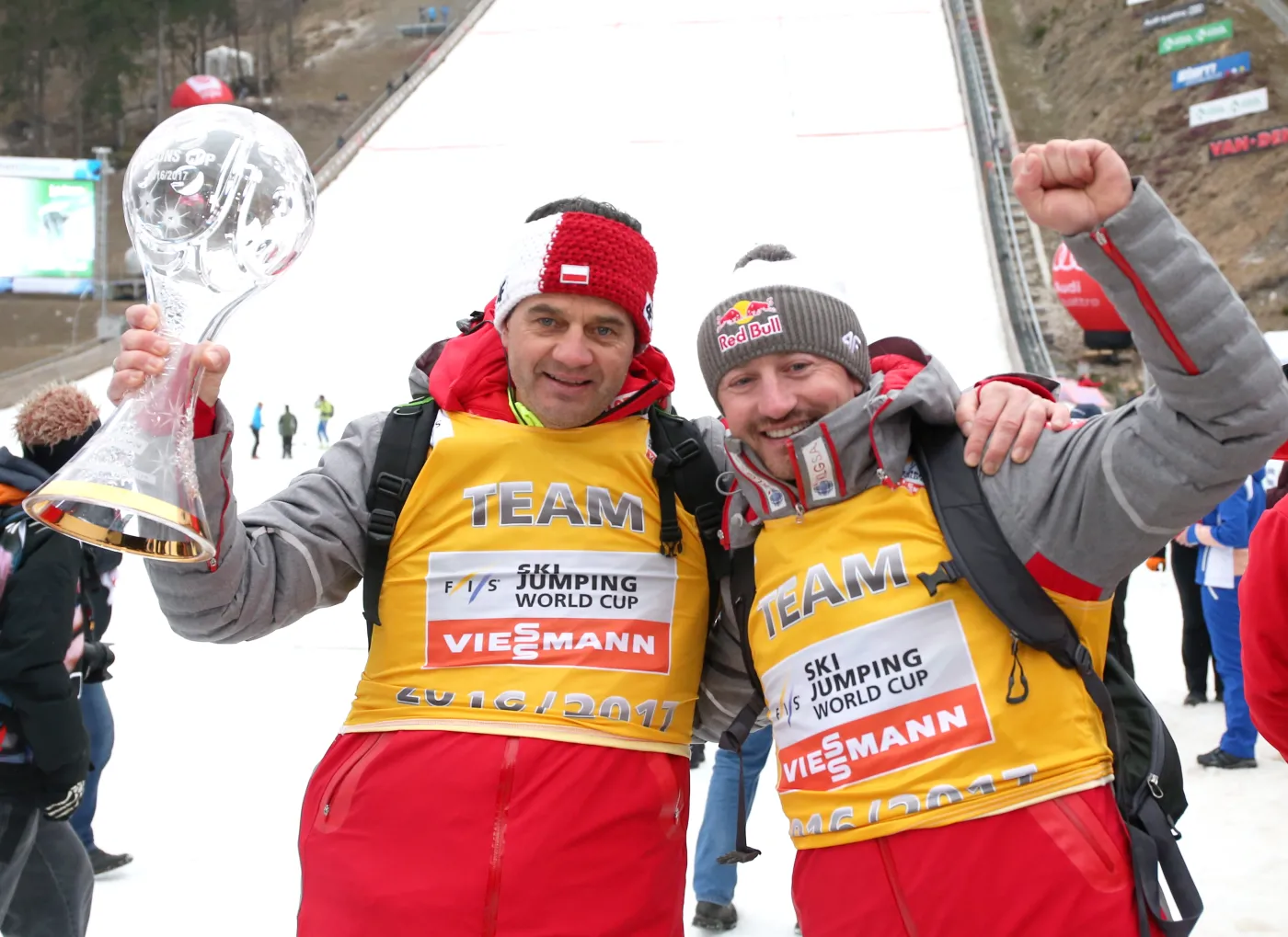 Trener polskiej drużyny skoczków Stefan Horngacher (L) i dyrektor koordynator ds. skoków narciarskich i kombinacji norweskiej w PZN Adam Małysz