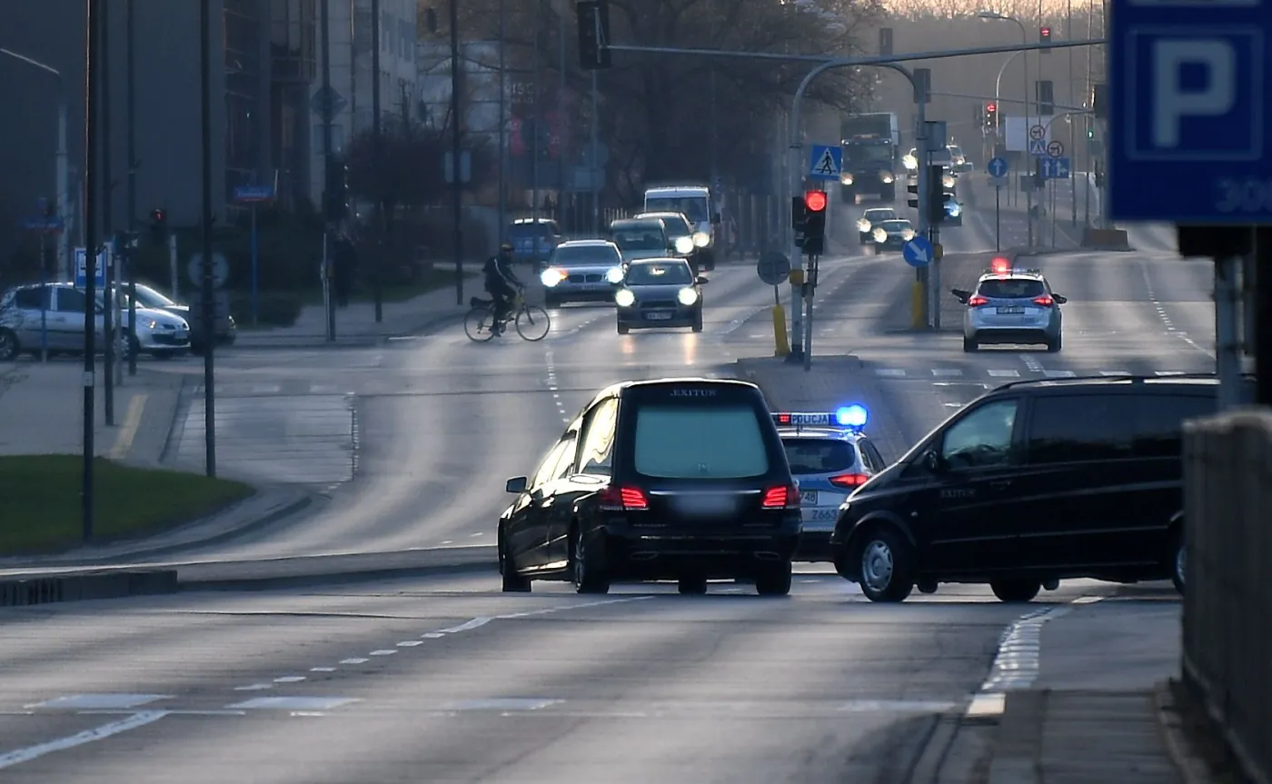 Karawan z ekshumowanym ciałem wyjeżdża z Powązek Wojskowych