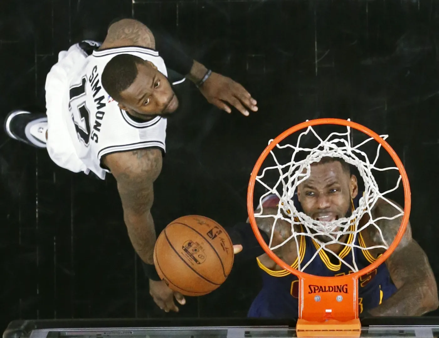 LeBron James i Jonathan Simmons