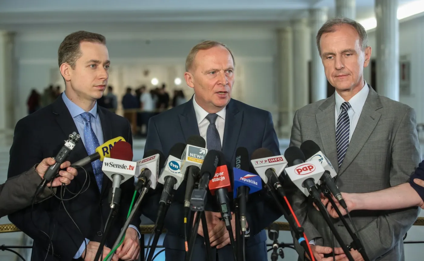 Bogdan Klich (P), Czesław Mroczek (C) i Cezary Tomczyk (L) podczas konferencji prasowej