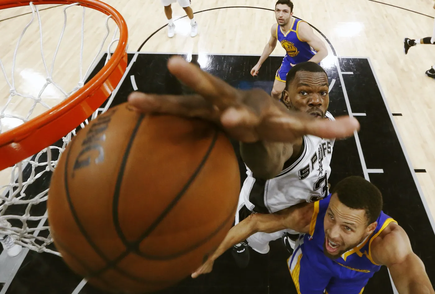 Stephen Curry i Dewayne Dedmon