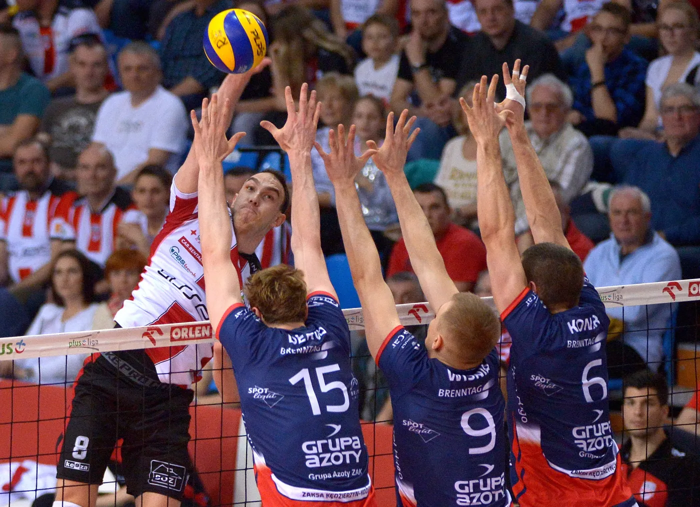 Zawodnik Asseco Resovii Rzeszów Marko Ivović (L) oraz Dawid Konarski (P), Łukasz Wiśniewski (2P) i Sam Deroo (3P) z ZAKSY Kędzierzyn-Koźle