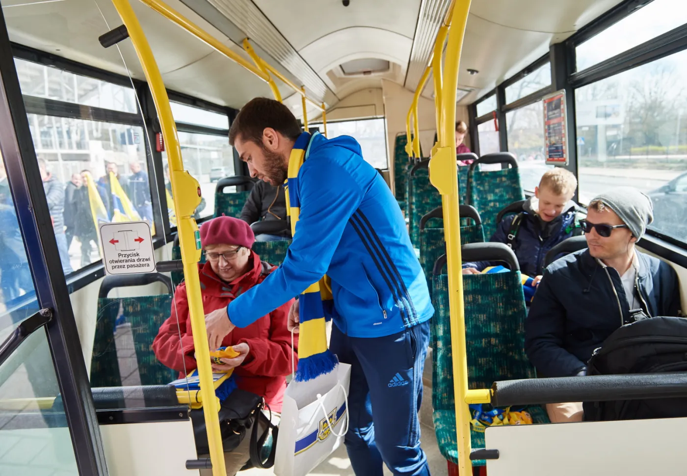 10042154-w-gdyni-na-autobus-poczekasz-w.jpg