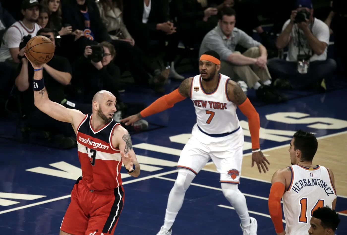 Carmelo Anthony i Marcin Gortat