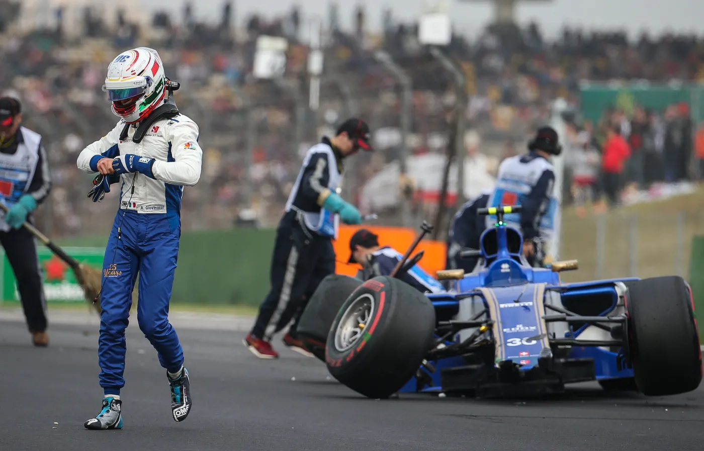 10049400-antonio-giovinazzi-roztrzaskal.jpg
