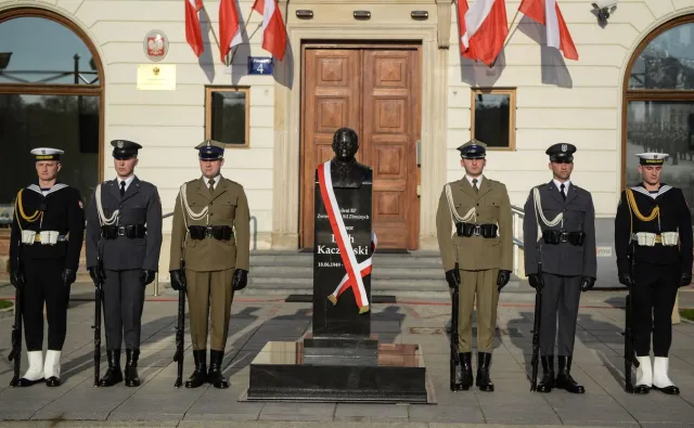 "Stanie wśród największych bohaterów Rzeczypospolitej". Szef MON odsłonił popiersie Lecha Kaczyńskiego [FOTO]