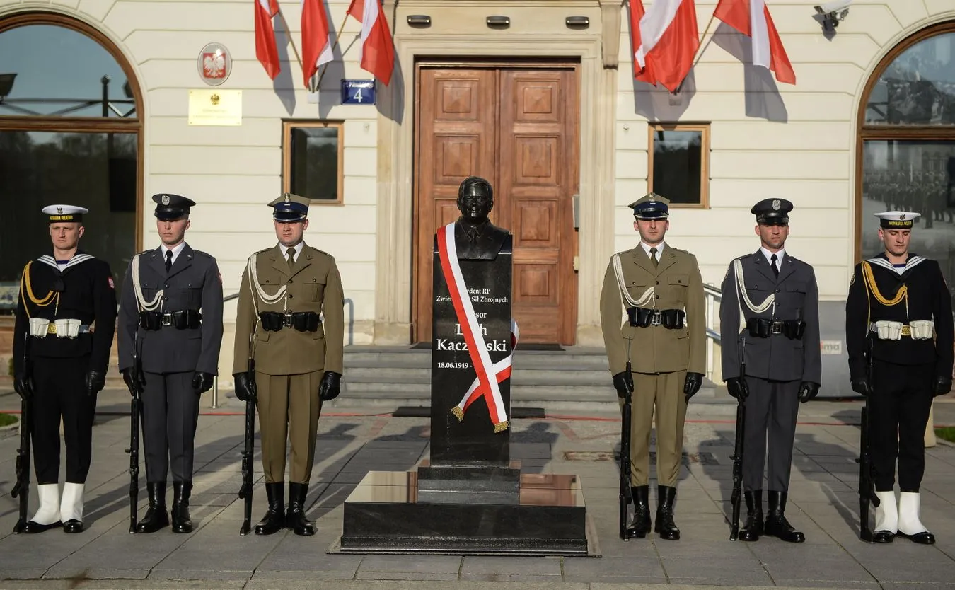 "Stanie wśród największych bohaterów Rzeczypospolitej". Szef MON odsłonił popiersie Lecha Kaczyńskiego [FOTO]