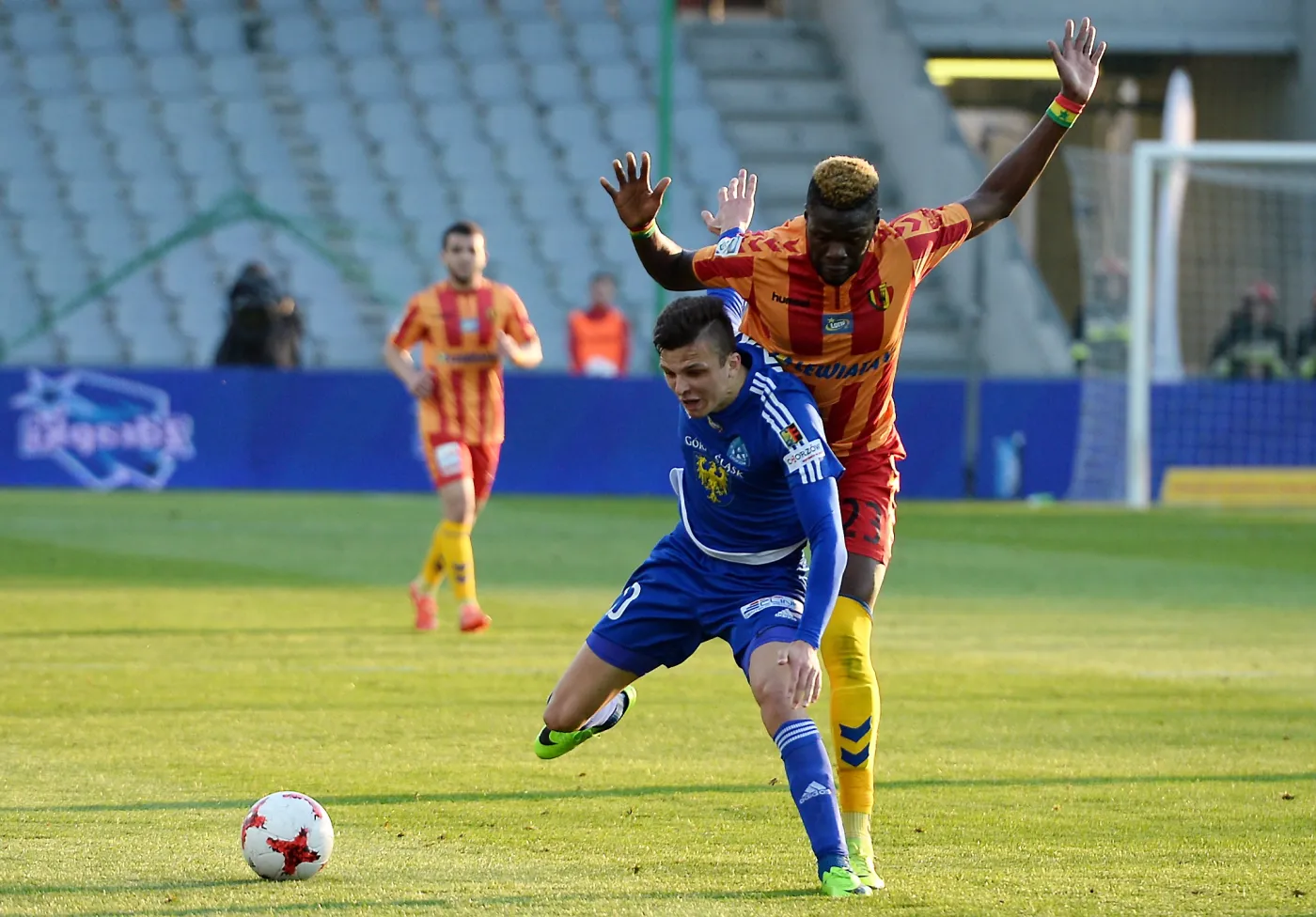 Zawodnik Korony Kielce Djibril Diaw (P) i Patryk Lipski z Ruchu Chorzów 