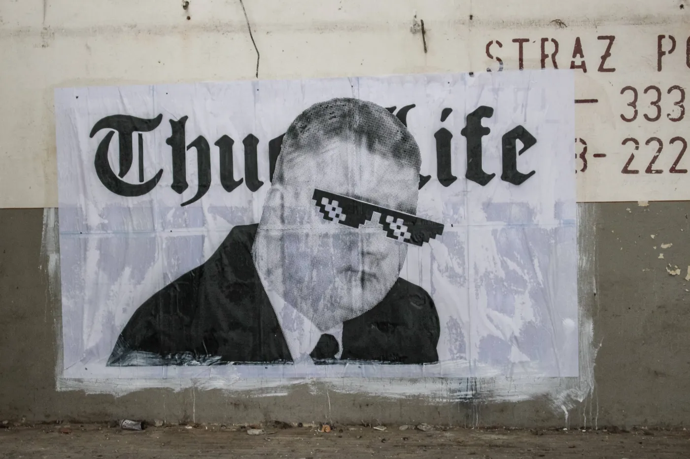 Mural autorstwa Mariusza Warasa przedstawiajacy rzecznika ministerstwa obrony narodowej - Bartlomieja Misiewicza na tle napisu - Thug Life (bandyckie życie)