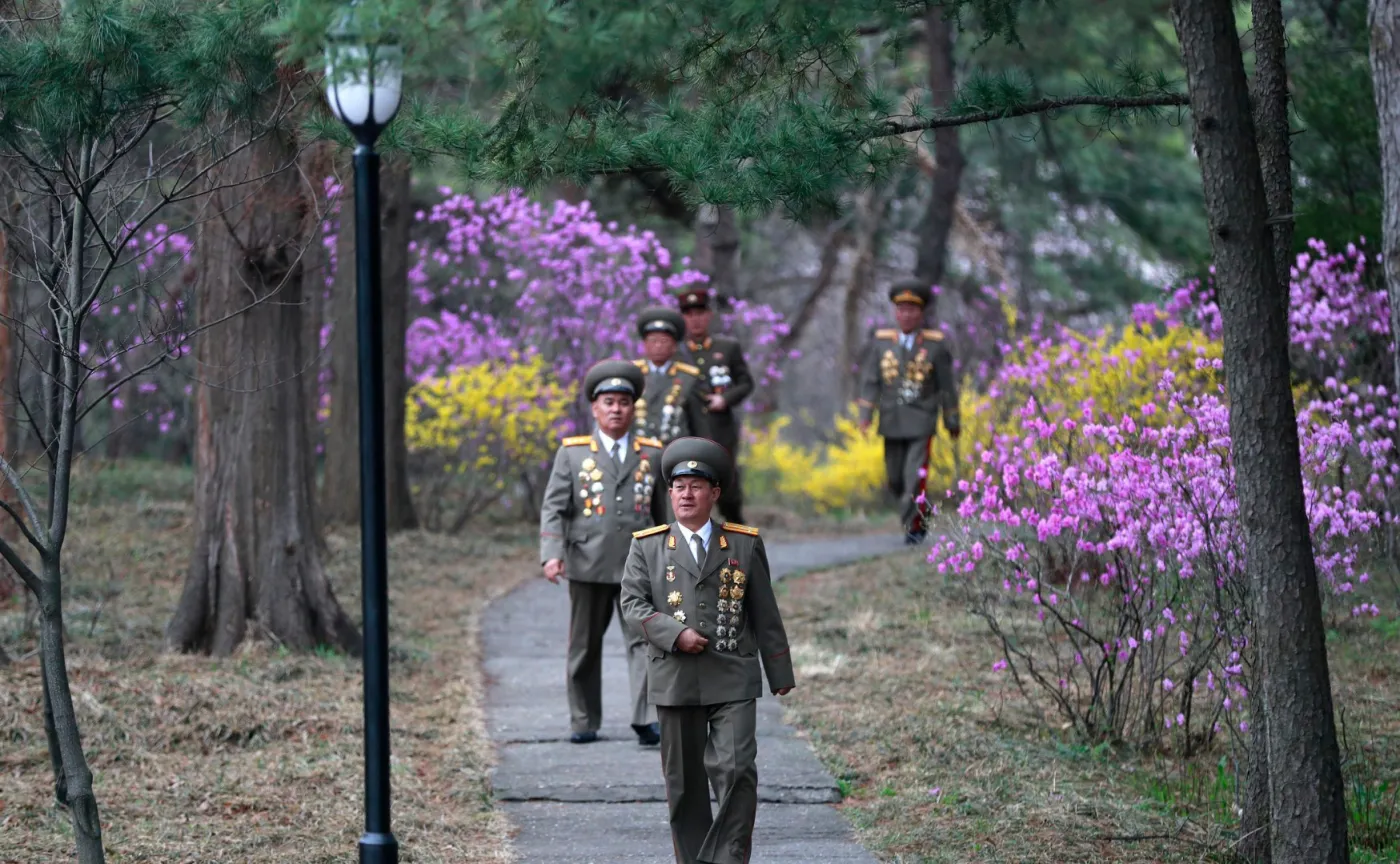 Wojskowi w miejscu urodzin Kim Il Sunga